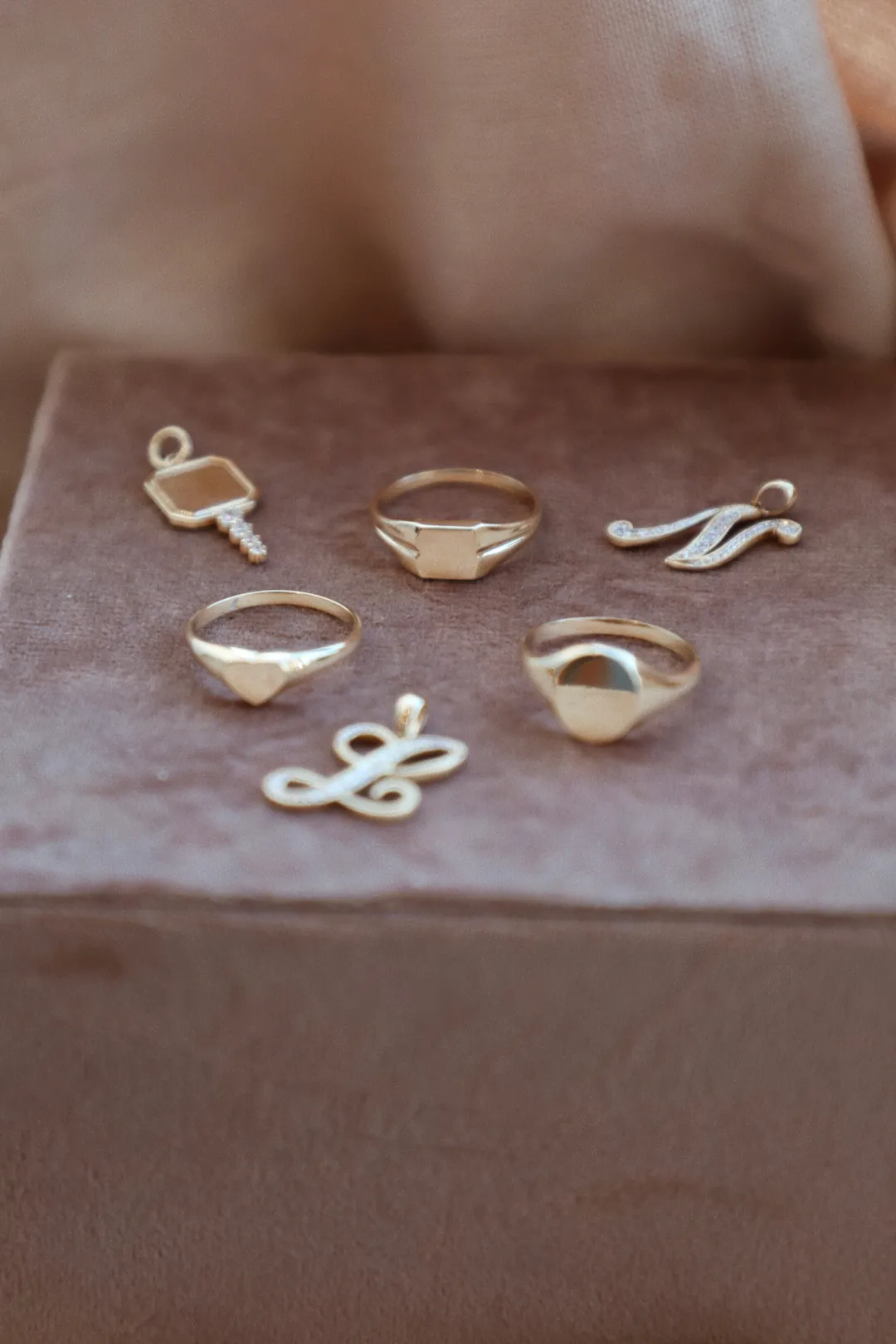 gold_square_shaped_signet_2.webp Mama Bijoux Gold Square Shaped Signet Ring Hot