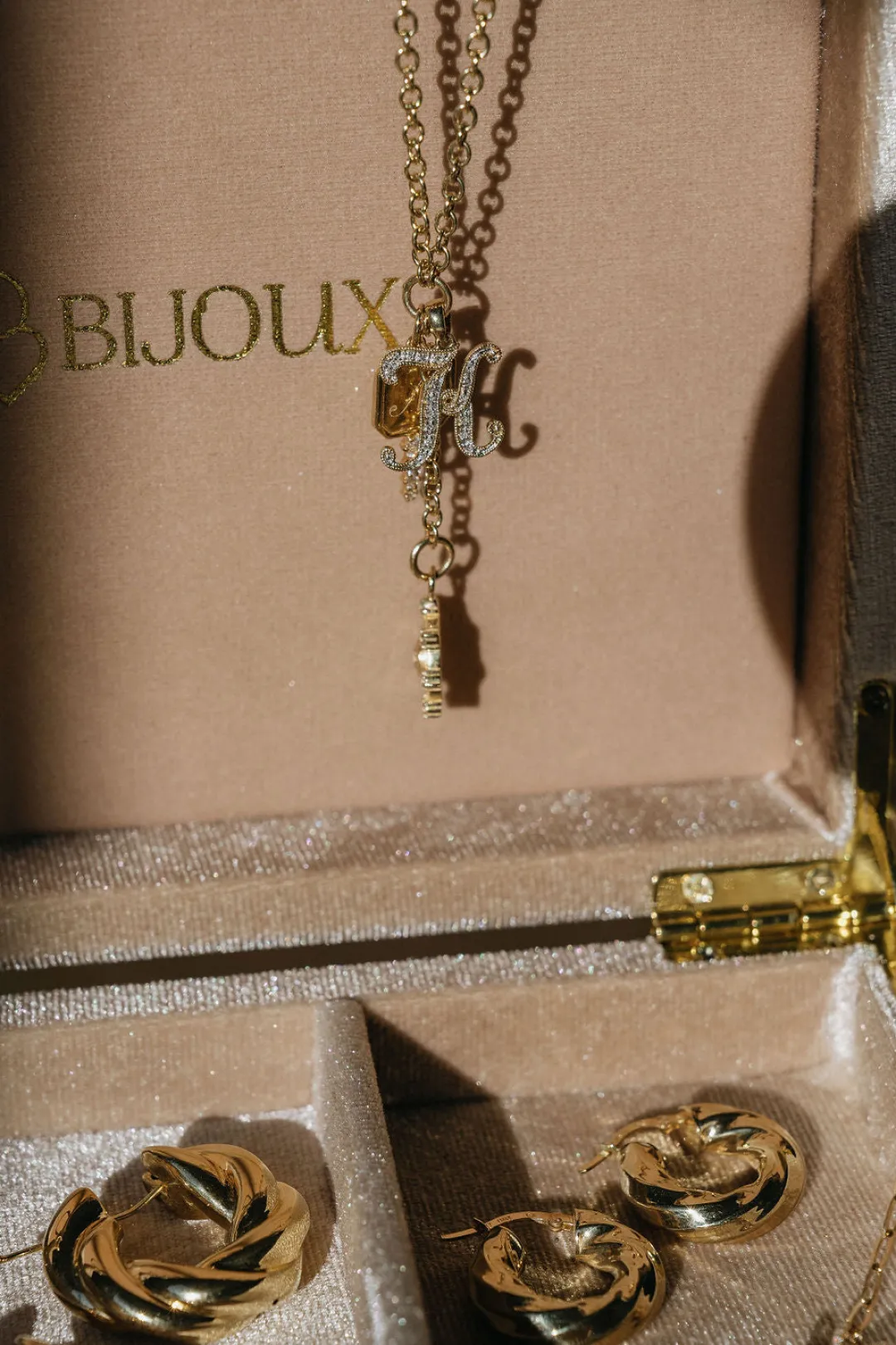 k_gold_vintage_script_dia_2.webp Mama Bijoux 14k Gold Vintage Script Diamond Letter Charms Sale