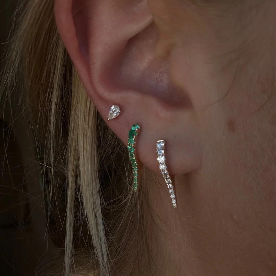 mini_bijoux_dagger_emeral_1.webp Mama Bijoux Mini Bijoux Dagger Emerald Huggie Earrings Outlet