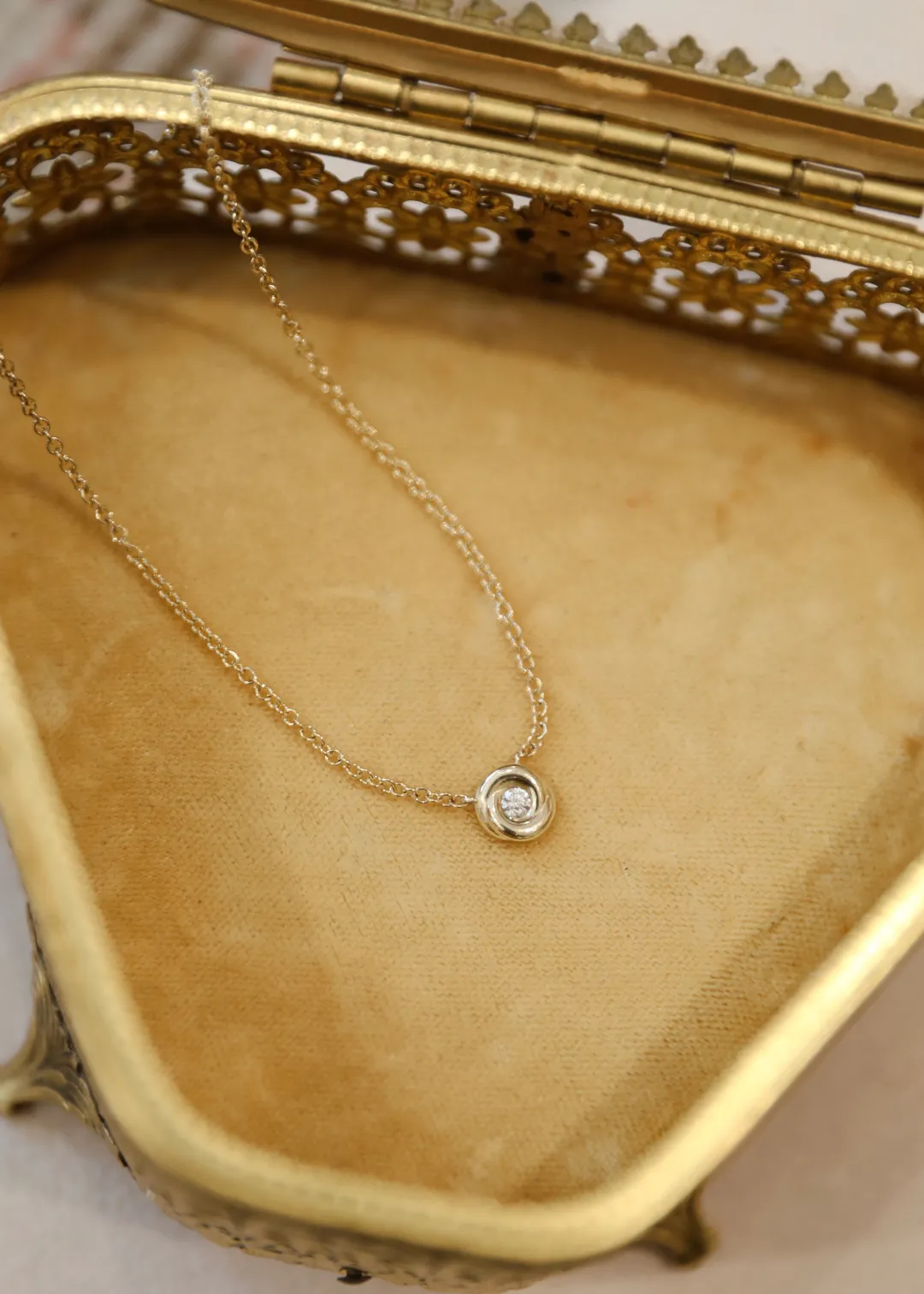 pillowy_rose_setting_diam_2.webp Mama Bijoux Pillowy Rose Setting Diamond Necklace Sale